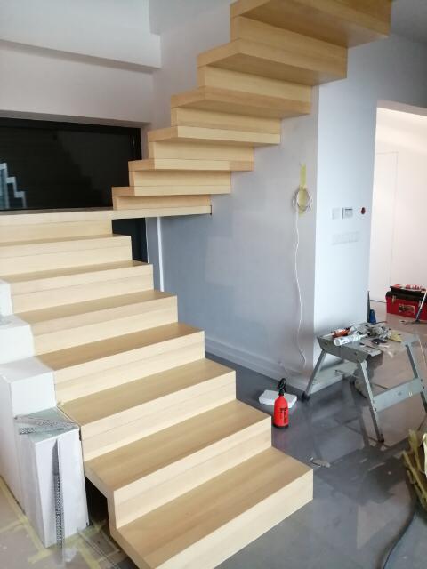 Designerskie schody z litego drewna